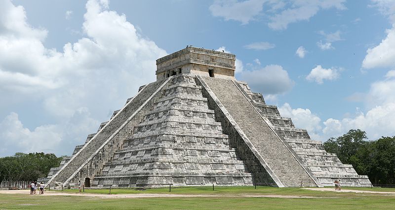 PIRÁMIDE DE KUKULKÁN, CHICHÉN ITZÁ  http://es.wikipedia.org/wiki/Archivo:Chichen_Itza_3.jpg Atribución: I, Daniel Schwen